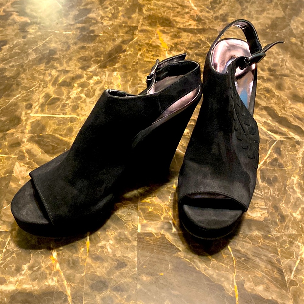 Black Carlos by Cala Santana women’s wedges. Size 7.5